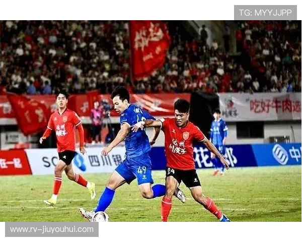 成都达州足球赛球员表现引关注 双方激烈对抗呈现精彩竞技画面